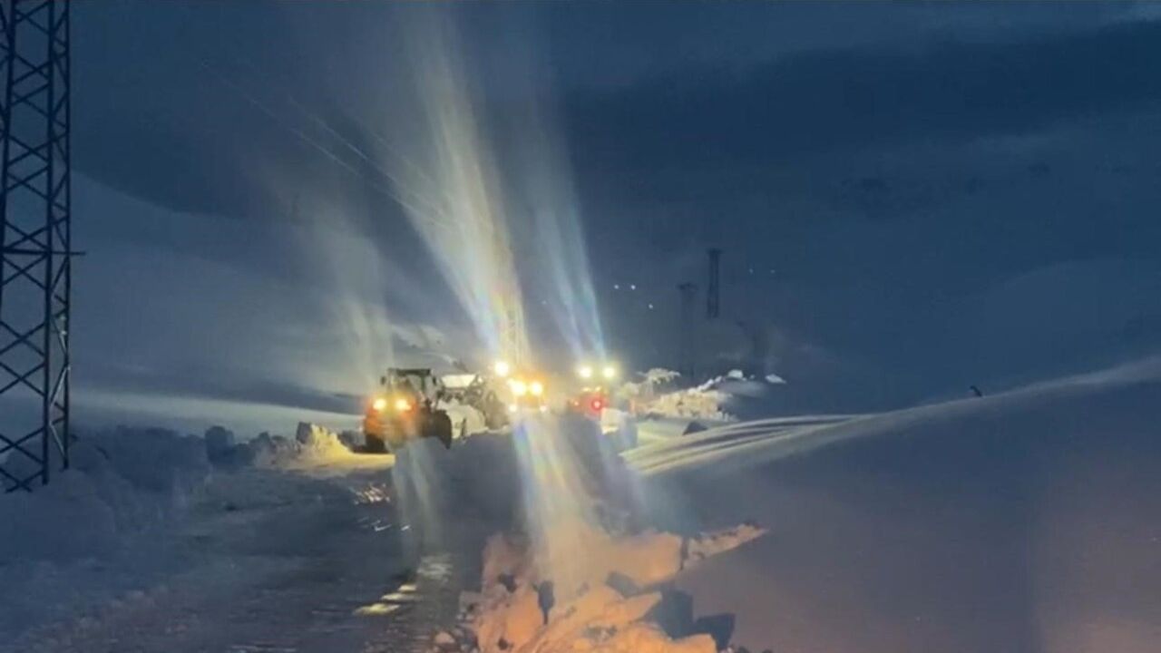 Şırnak'ta gece boyunca süren karla mücadele: Beytüşşebap Kerkül köy yolu ulaşıma açılmaya çalışılıyor