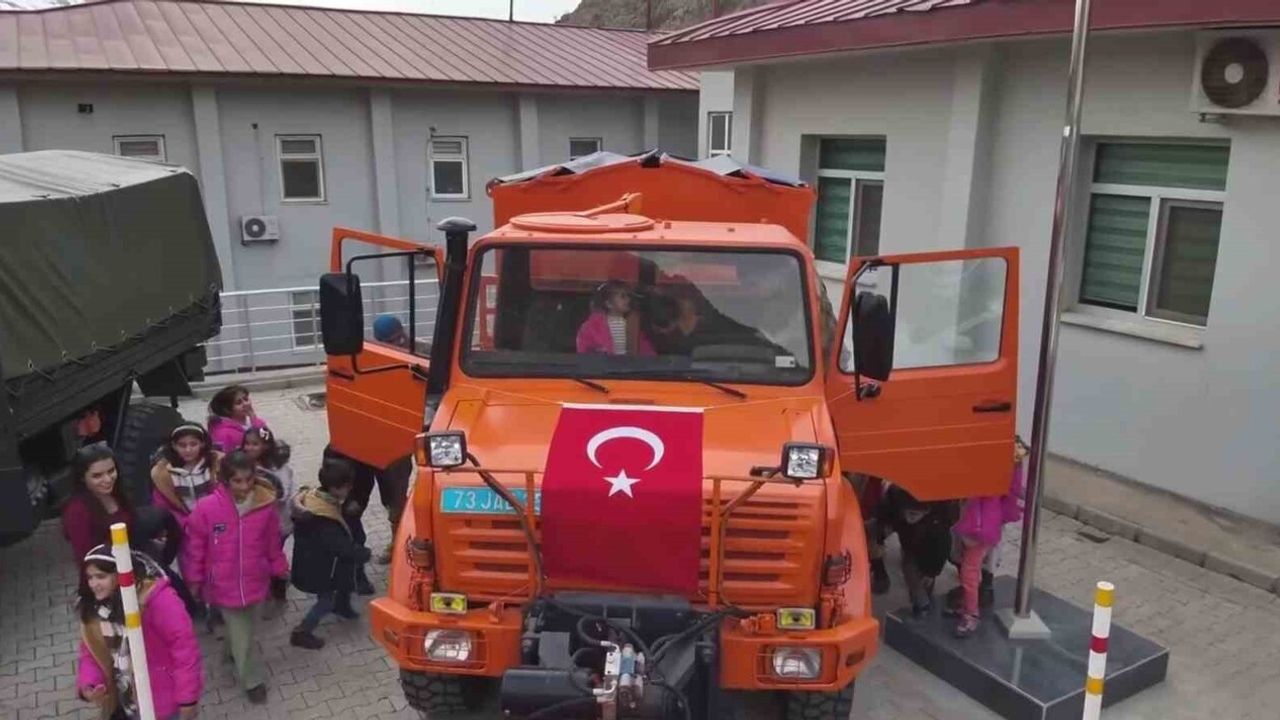 Şırnak’ta jandarma, Beytüşşebap’ta öğrencilere köpek eğitimi ve araç tanıtımı etkinliği