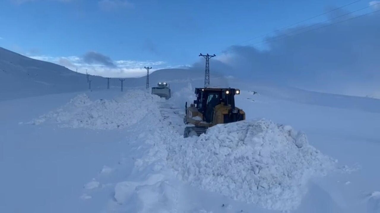Şırnak'ta kar kalınlığı 1 metreyi aştı: Beytüşşebap Kerkül yolu dozerlerle açılıyor