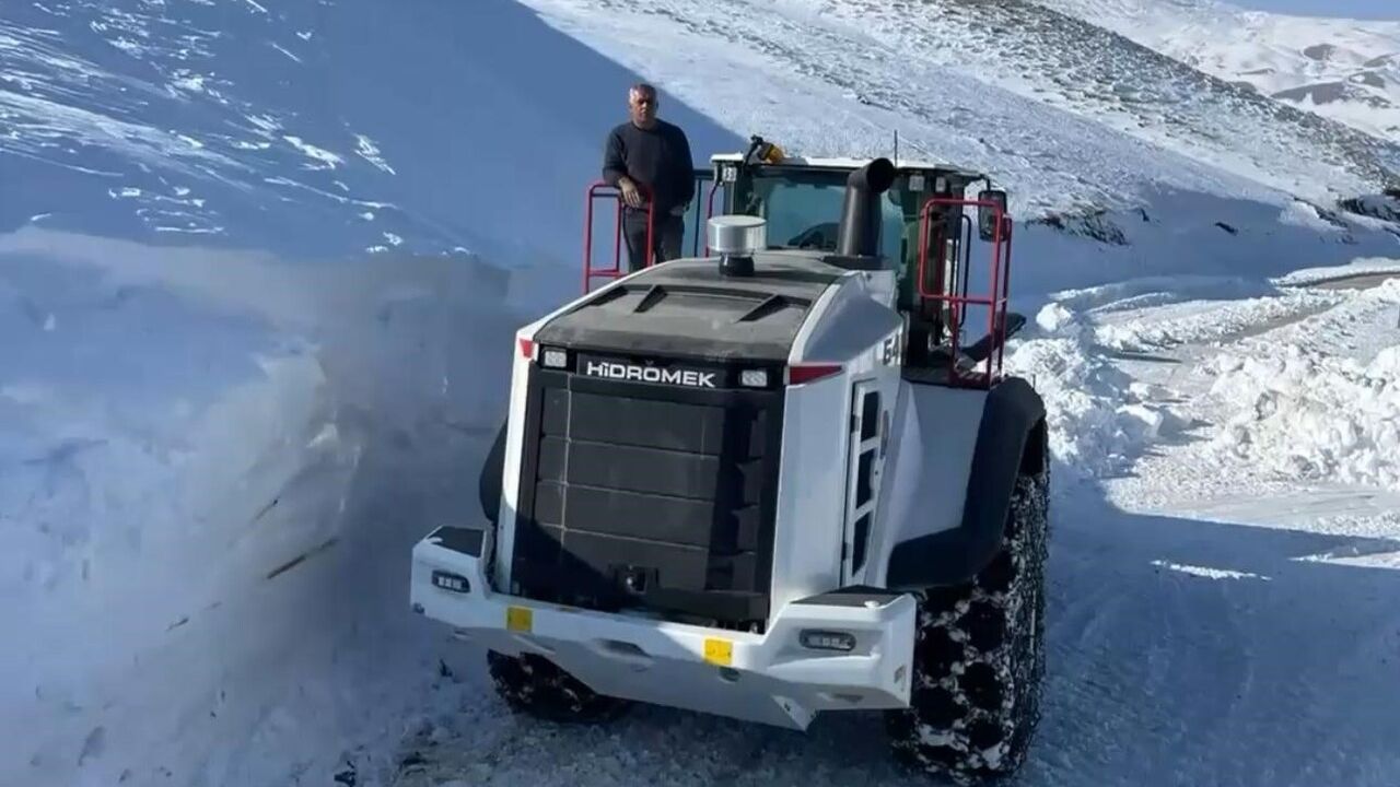 Şırnak’ta kar kalınlığı yarım metreyi geçti, ekipler yüksek köy yollarını açıyor