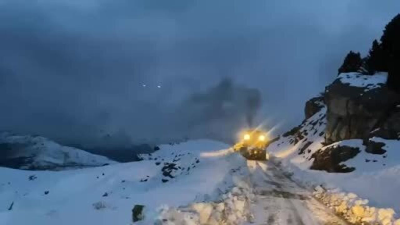 Şırnak'ta karla mücadele: Beytüşşebap Lisetayrı köyü yolu açma çalışmaları sürüyor