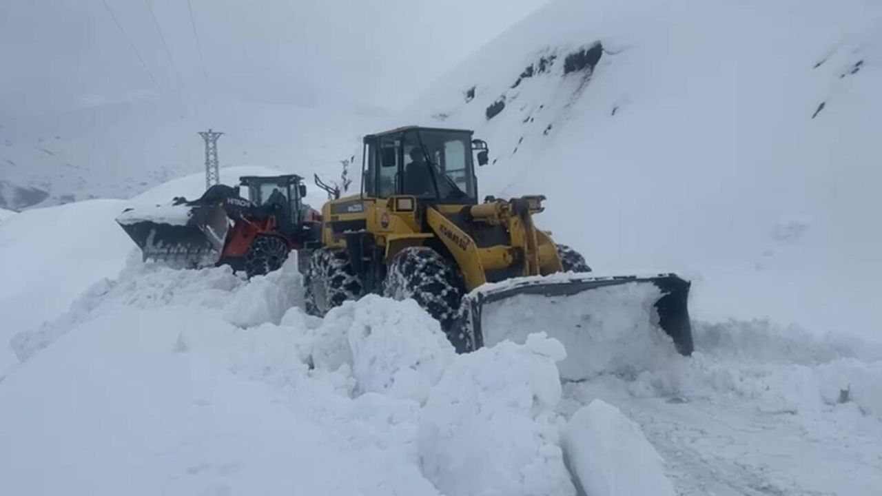 Şırnak'ta karla mücadele: Kapalı yollar tünellerle açılıyor
