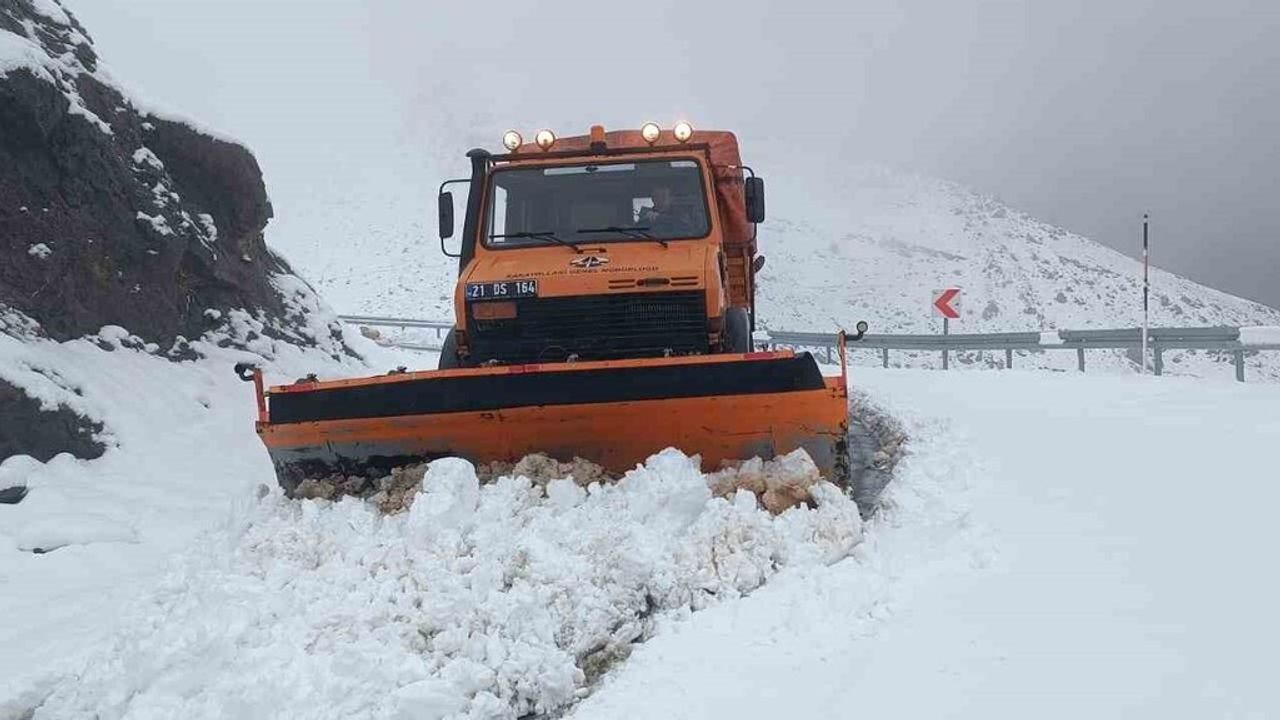 Şırnak'ta karla mücadele sürüyor: Yüksek rakımlı yerleşimlerin yolları açılıyor