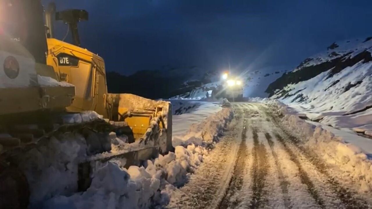 Şırnak’ta Kato Dağı’nda karla mücadele: Ekipler eksi 20°C’de kapanan yolları açıyor