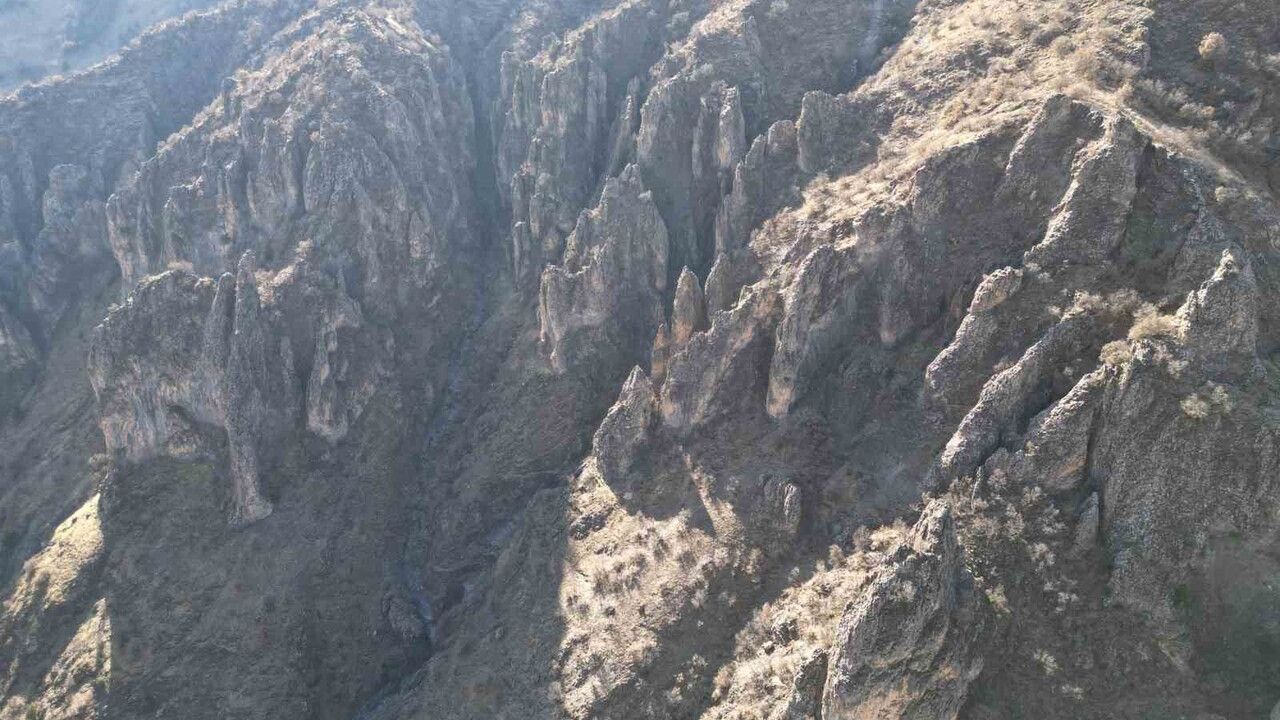 Şırnak'ta 'Kör Kandil' ve Bestler Dereler'de peri bacalarını andıran doğal oluşumlar dronla görüntülendi