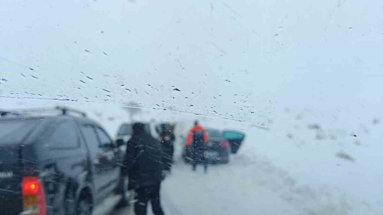 Şırnak'ta 'Turuncu Kod' Uyarısı: 22 Araç Yollarda Mahsur Kaldı