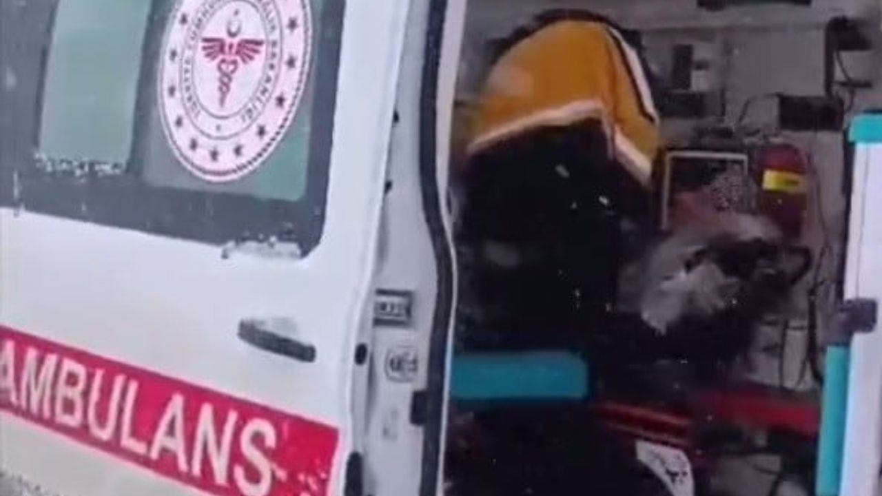 Şırnak'ta UMKE, karla kaplı yollarda rahatsızlanan 2 yaşındaki çocuğu hastaneye yetiştirdi