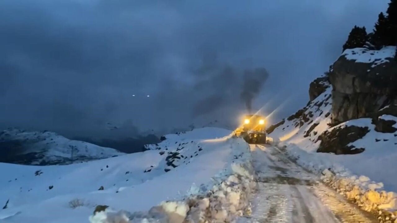 Şırnak’ta yoğun kar: Beytüşşebap Lisetayrı köyünde yol açma çalışmaları sürüyor