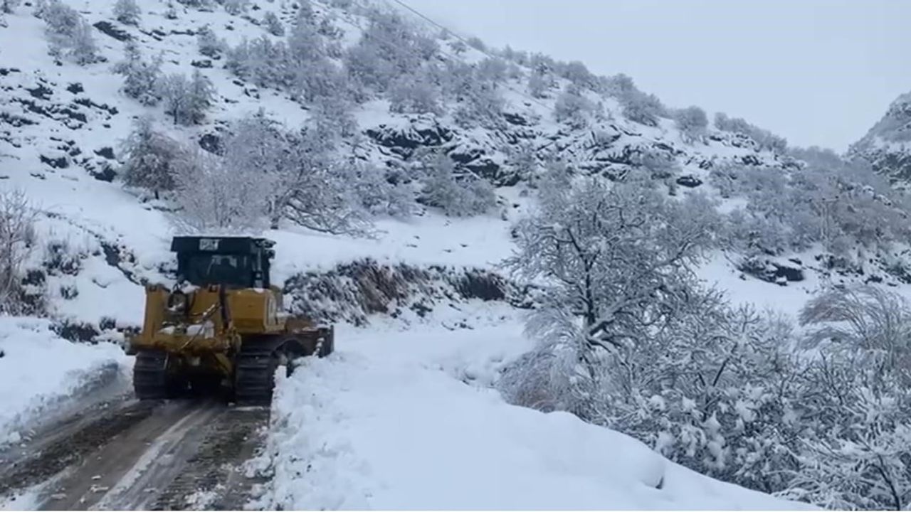 Şırnak’ta Yoğun Kar: Beytüşşebap’ta Kapanan Köy Yolları Dozerlerle Açılıyor