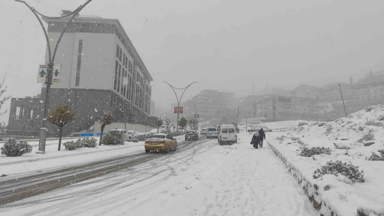 Şırnak'ta yoğun kar nedeniyle 29-30 Aralık 2025'te eğitime ara
