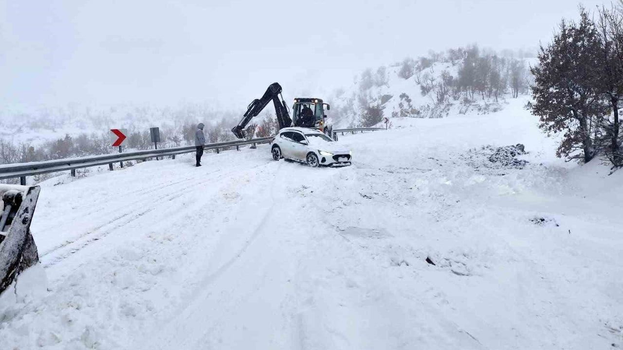 Şırnak’ta Yoğun Kar: Şenoba’da Mahsur Kalan Yüzlerce Araç İçin Belediye Ekipleri Seferber Oldu