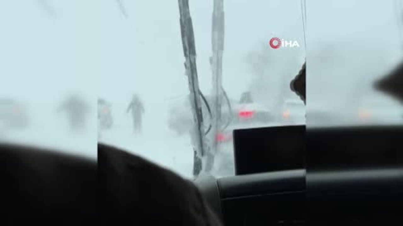 Şırnak'ta yoğun kar yağışı: Okullar bölgesinde öğrenciler servislerin ulaşamaması nedeniyle mahsur kaldı