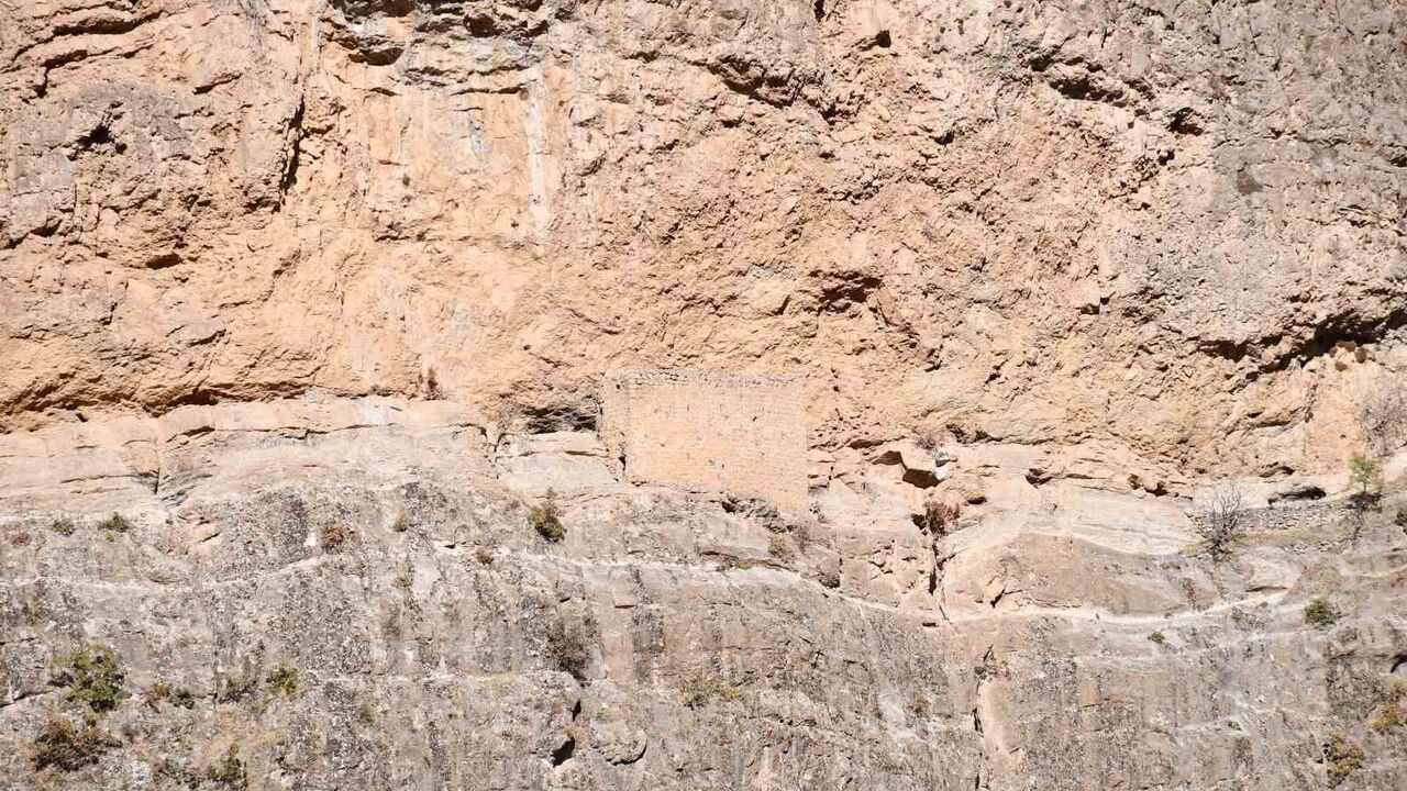Şırnak'taki kayalar arasındaki yüzlerce yıllık manastır dronla görüntülendi