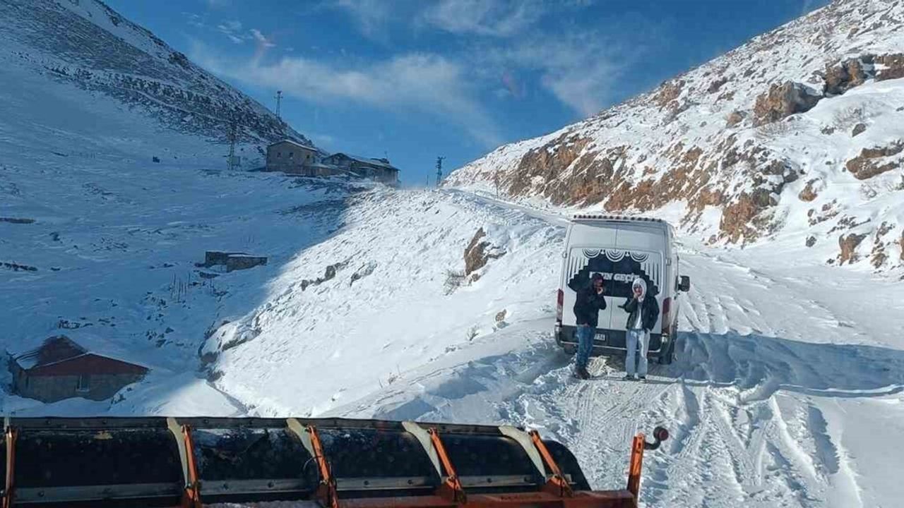 Şırnak Uzungeçit'te kara saplanan minibüsteki 12 kişi 3 saatte kurtarıldı