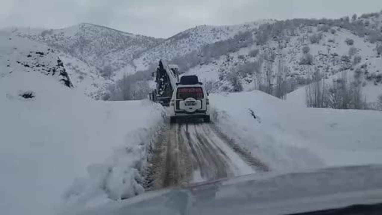 Şirvan'da iç kanama geçiren hasta, karlı yolun açılmasıyla Siirt Eğitim ve Araştırma Hastanesine sevk edildi