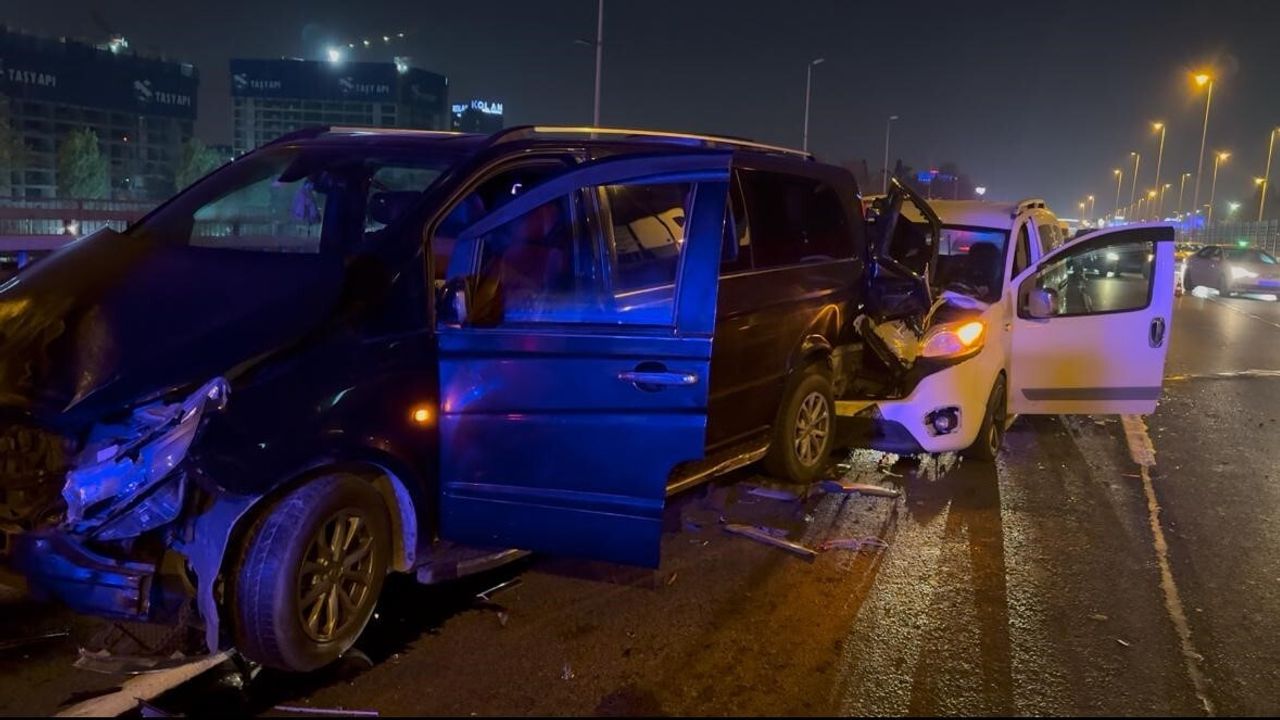 Şişli D-100'de 3 Araçlı Kaza: 1'i Ağır, 2 Yaralı