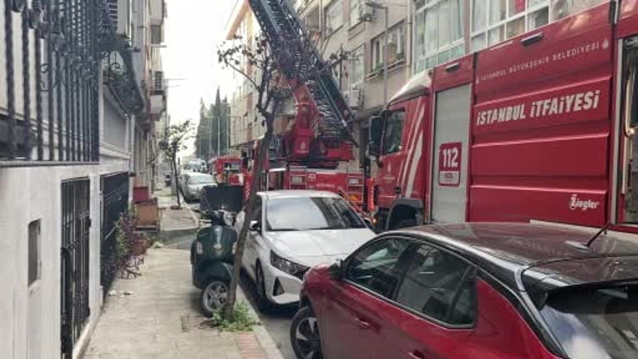 Şişli'de 5 katlı binanın çatısında çıkan yangın söndürüldü