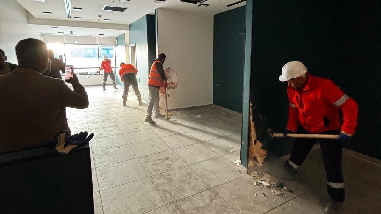 Şişli'de ruhsata aykırı kaçak yapılar belediye ekiplerince yıkılıyor