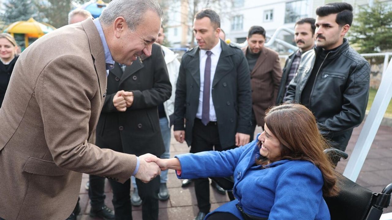 Sivas Belediyesi erişilebilirlik hizmetlerini açtı: akülü sandalye şarj istasyonları, yenilenen engelsiz park ve afet eğitimi