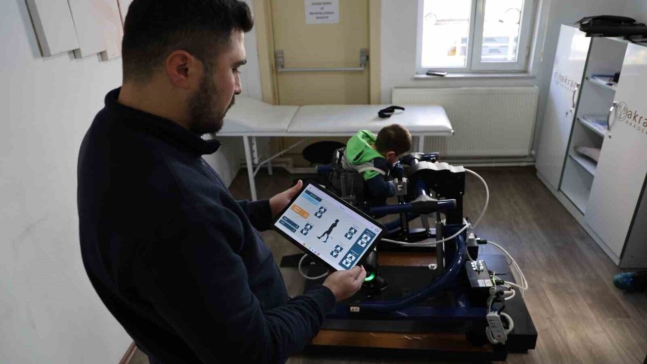 Sivas’ın ilk mobil yürüme robotu, yürümekte güçlük çeken çocukların rehabilitasyonuna destek oluyor