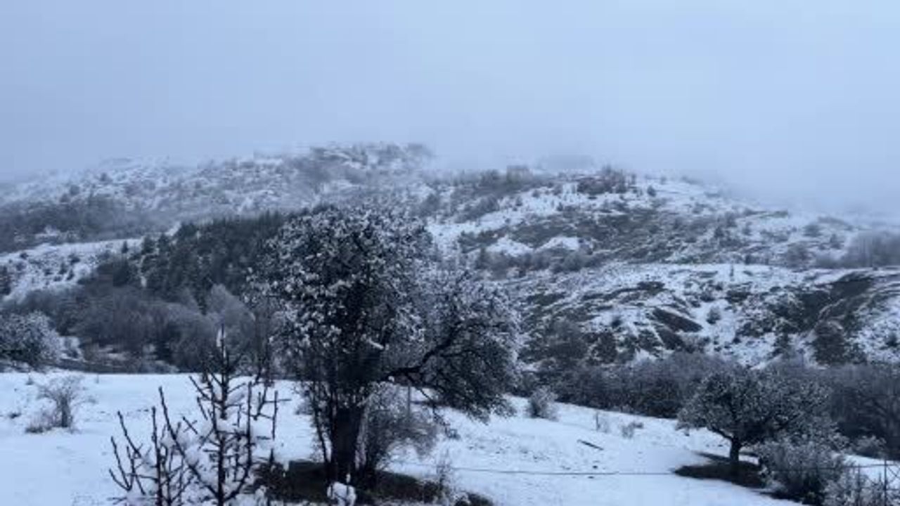 Sivas'ın Karadeniz'e Açılan Kapısı Koyulhisar'da Yüksek Kesimler Karla Kaplandı