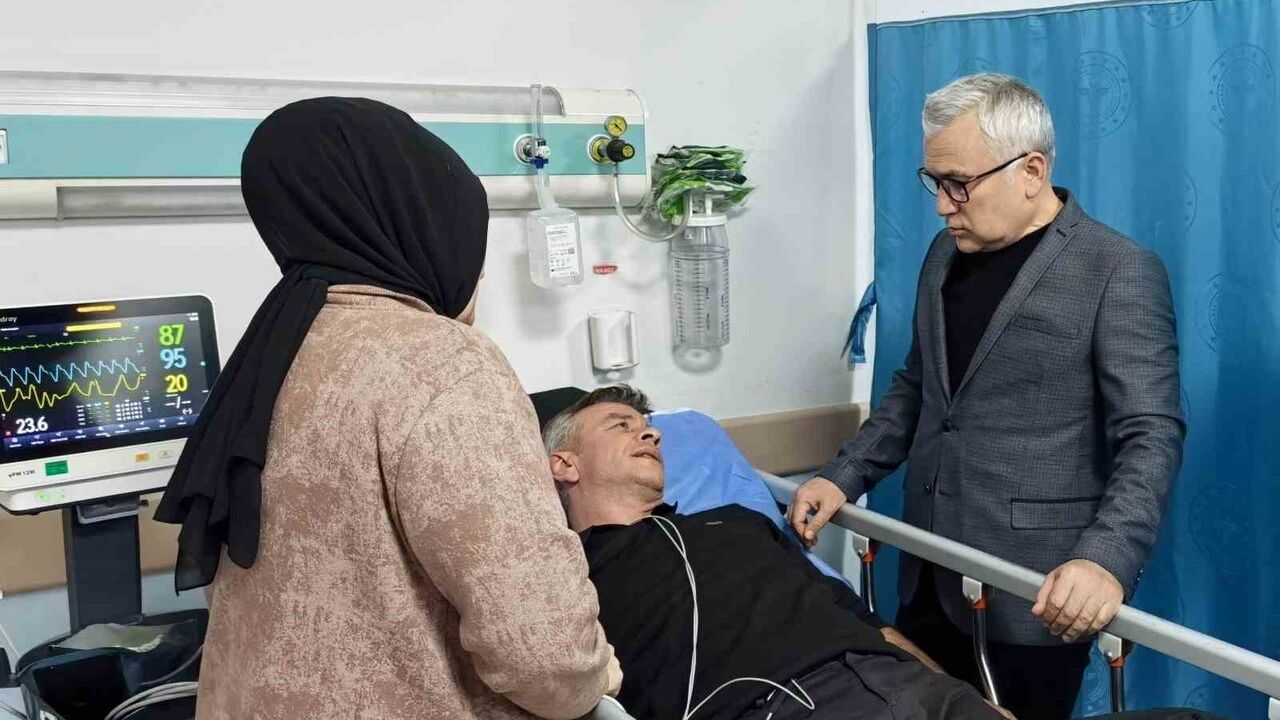 Sivas'ın Zara ilçesinde cezaevi personelini taşıyan otobüs kaza yaptı; Vali Yılmaz Şimşek yaralıları ziyaret etti