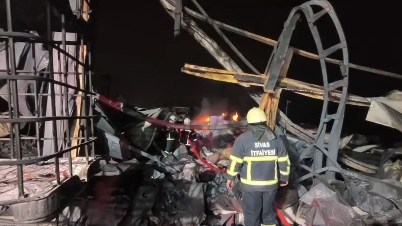 Sivas itfaiyesi Kırıkkale’deki kimya fabrikası yangınında söndürme çalışmalarına destek verdi