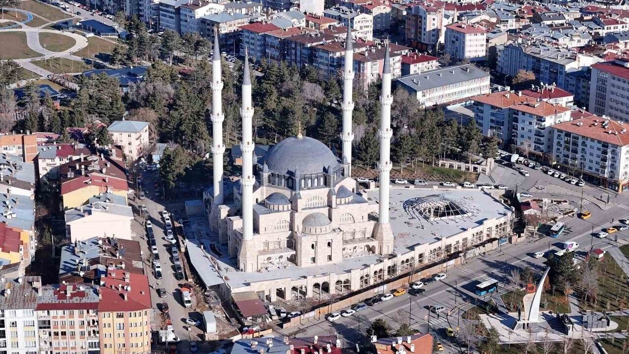 Sivas Merkez Camisi tamamlanma aşamasında: 4 minareli yapı şehrin silüetinde