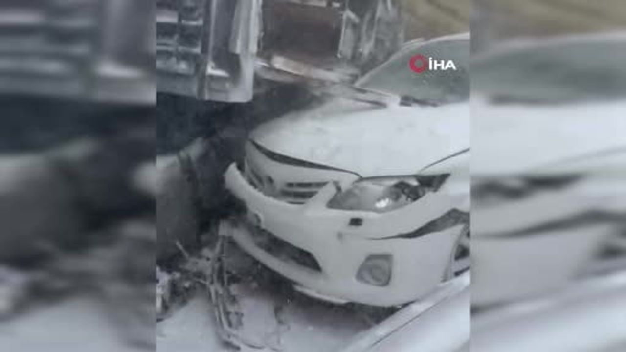 Sivas-Şarkışla karayolunda zincirleme kaza: 5 araç çarpıştı, 4 kişi yaralandı