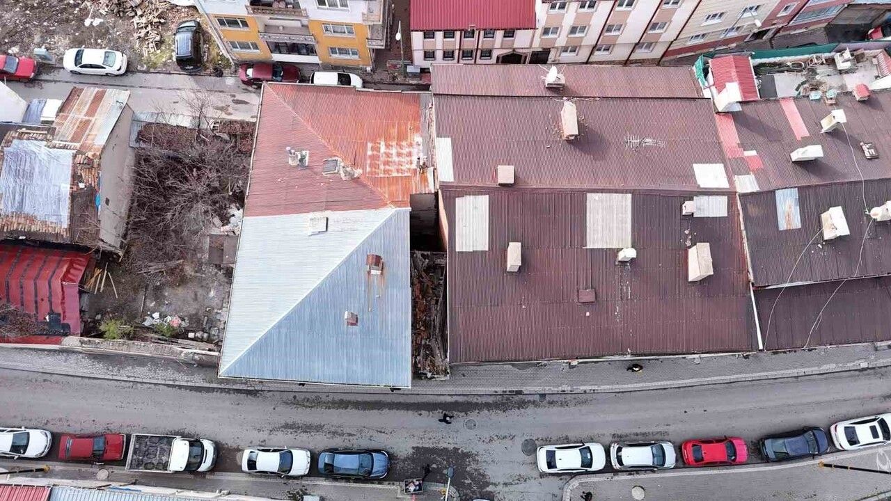 Sivas'ta 2 Metre Enindeki Metruk Bina Konak ve Apartman Arasında Ayakta Kalıyor