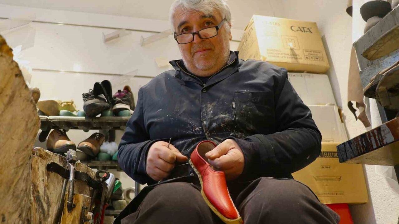 Sivas'ta 38 Yıldır Yemeni Üreten Zafer Kıtlık: Geleneksel Ayakkabı Kültürünü Yaşatmaya Çalışıyor