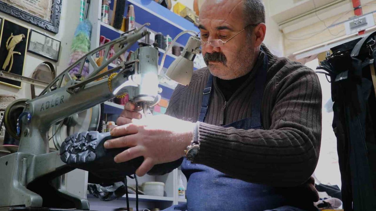 Sivas'ta ayakkabı tamircilerinde kış yoğunluğu: 40 yıllık usta gecelere kadar çalışıyor