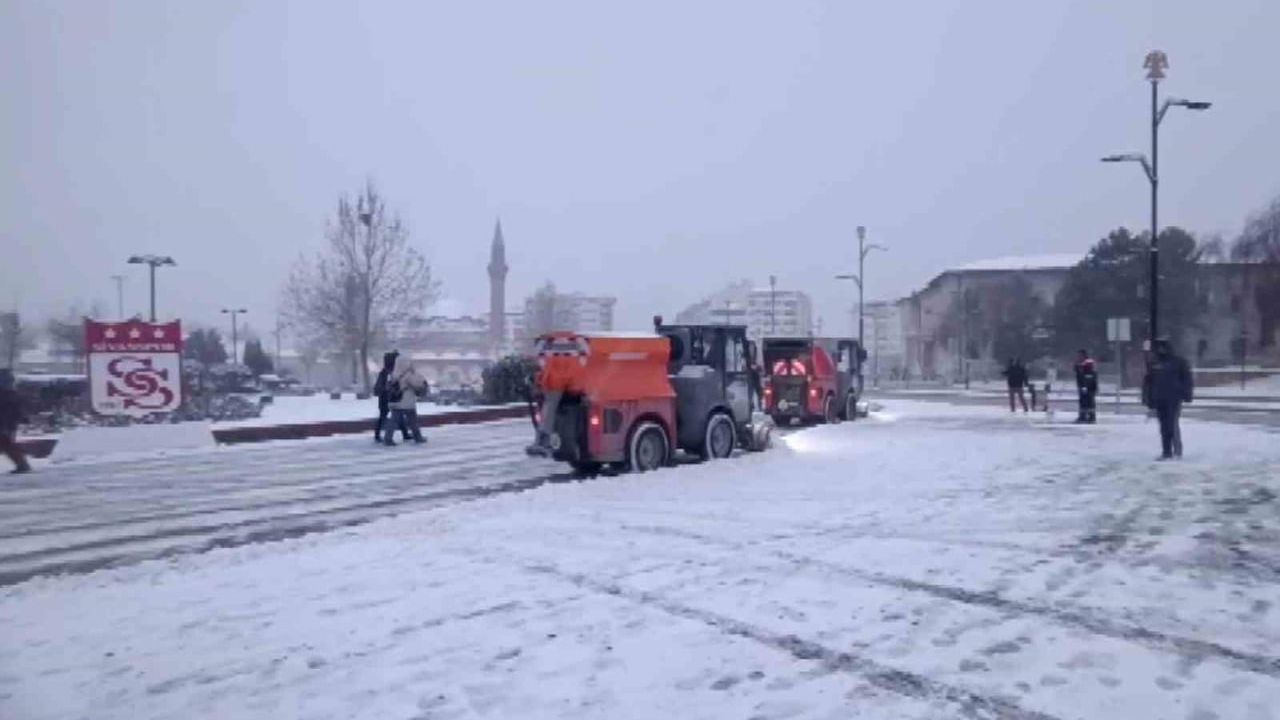 Sivas'ta beklenen kar başladı, belediye ekipleri teyakkuzda