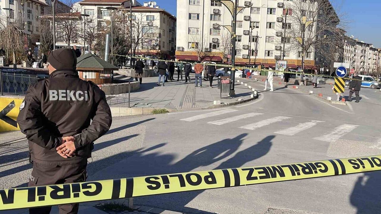 Sivas’ta çöp kutusuna bırakılan ayakkabı kutusu fünye ile patlatıldı, boş çıktı