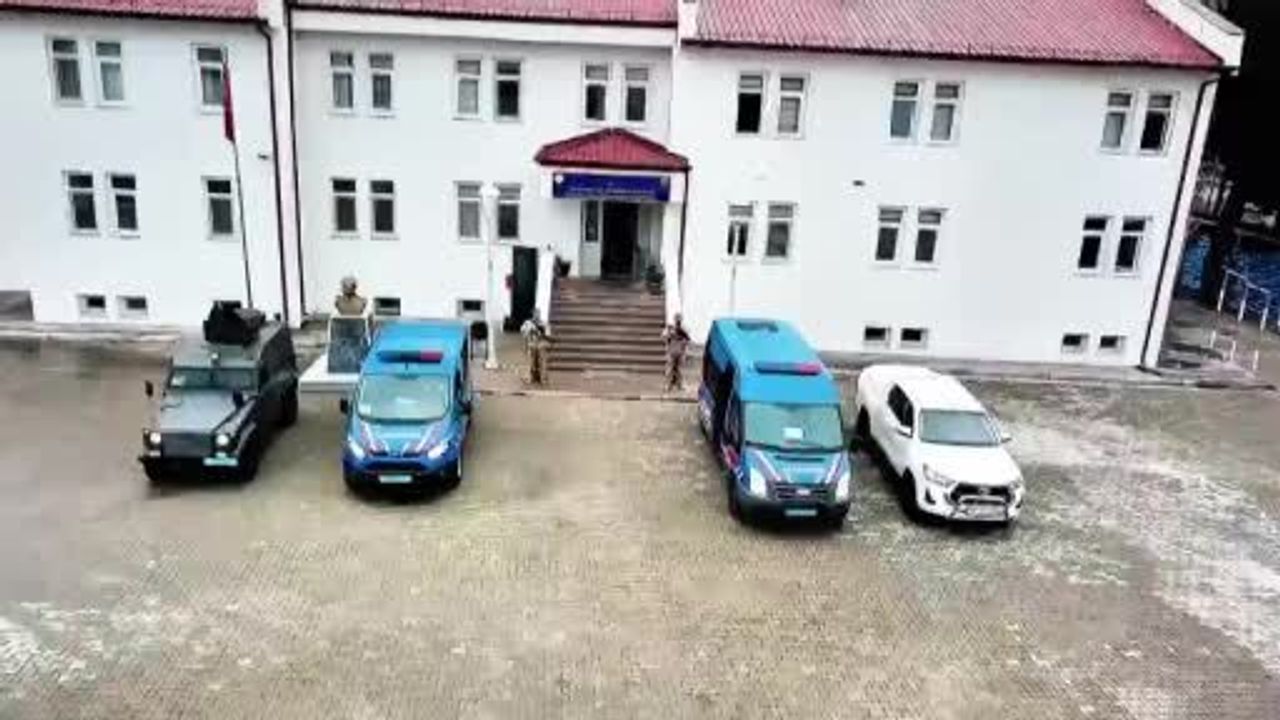 Sivas'ta Durdurulan Minibüste 10 Kaçak Göçmen Yakalandı, Sürücü Gözaltında