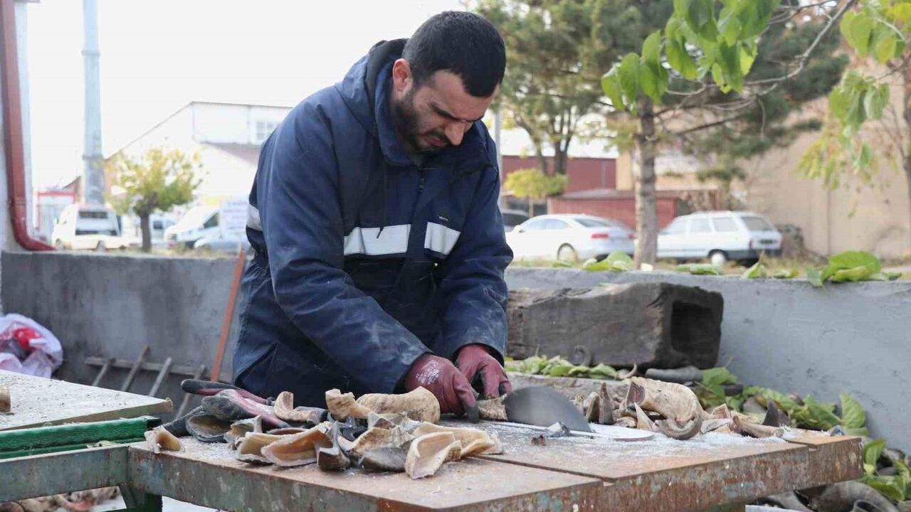Sivas'ta el yapımı bıçak geleneği: Emre Göçeri fabrikasyon üretime karşı yüz yıllık ustalıkla direniyor