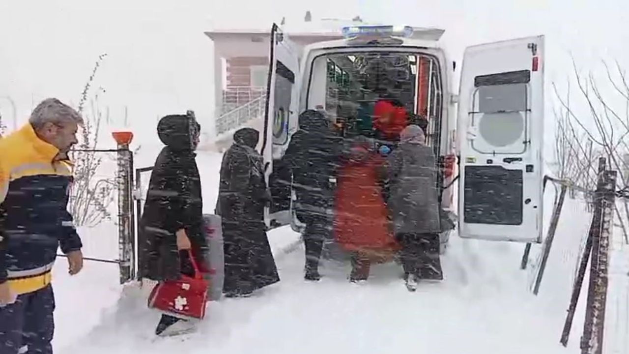 Sivas’ta İl Özel İdaresi karla kaplı yolu açarak rahatsızlanan hamile kadına ulaştı