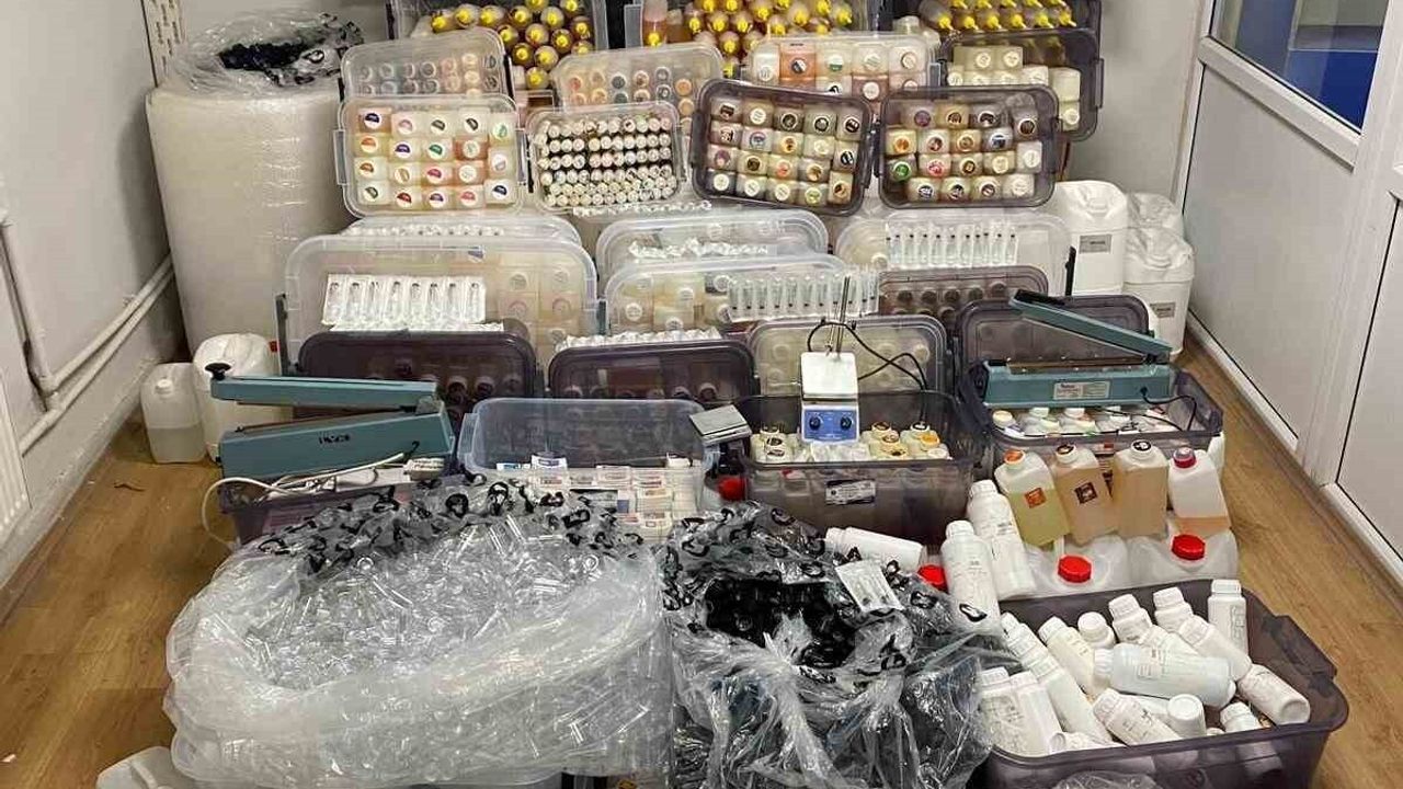 Sivas'ta kaçak elektronik sigara likiti imalathanesine baskın: 1 ton 158 kg hammadde ve binlerce ekipman ele geçirildi