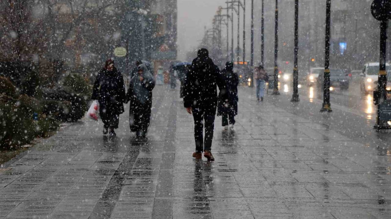Sivas'ta kar yağışı kent merkezinde kartpostallık görüntüler oluşturdu