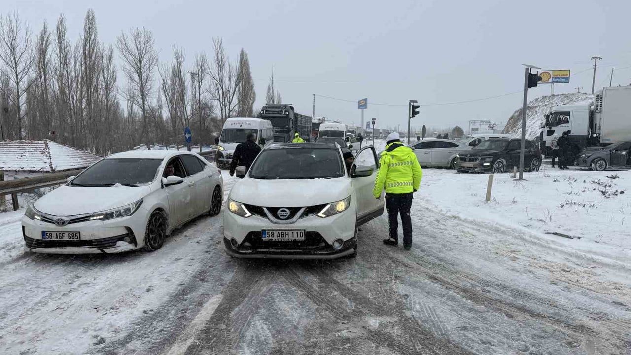 Sivas’ta kar yağışı ulaşımı aksattı: 807 köy yolu ve 28 karayolu kapandı
