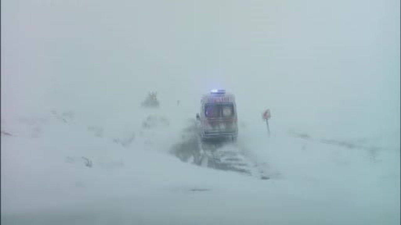 Sivas’ta karla kapanan Gümüşdiğin yolunda ekipler seferber oldu, hamile kadın sağlık merkezine sevk edildi