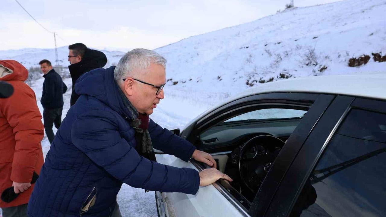 Sivas’ta karla mücadele seferberliği: Çaypınar yolunu hasta için hızla açtılar