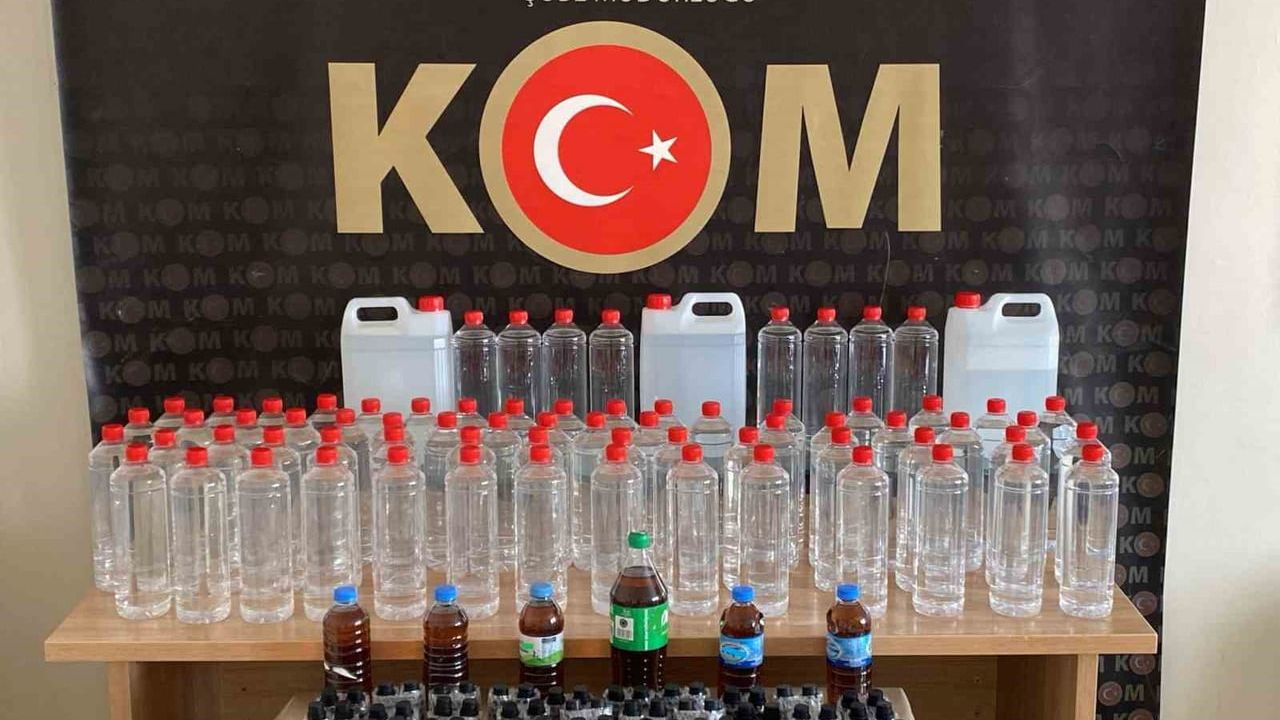 Sivas'ta KOM operasyonu: İş yerinde 85 litre etil alkol ve kaçak alkol yapım malzemeleri ele geçirildi