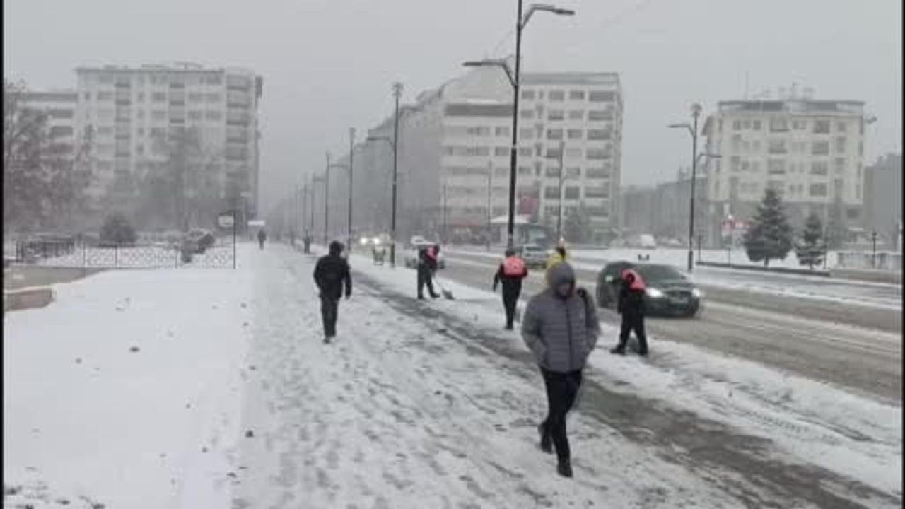 Sivas’ta Meteoroloji’nin 'sarı kod' uyarısı sonrası yoğun kar yağışı başladı