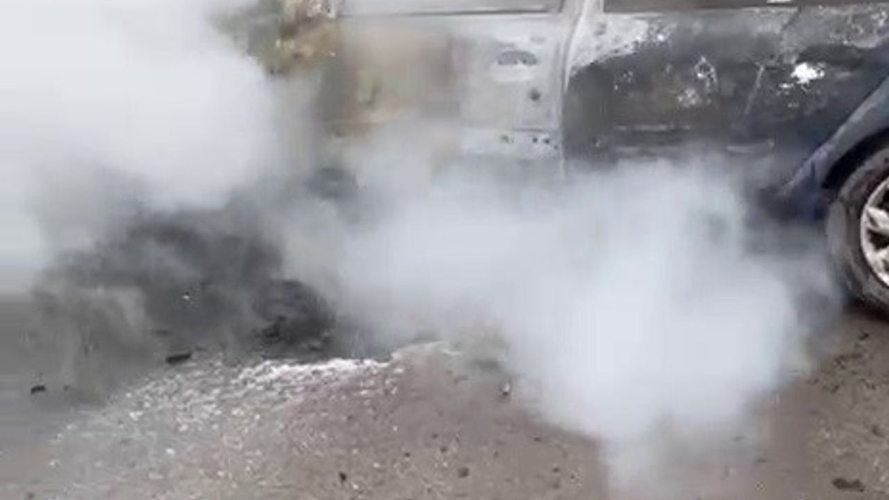 Sivas'ta motor bölümünde çıkan yangın aracın kullanılamaz hale gelmesine neden oldu