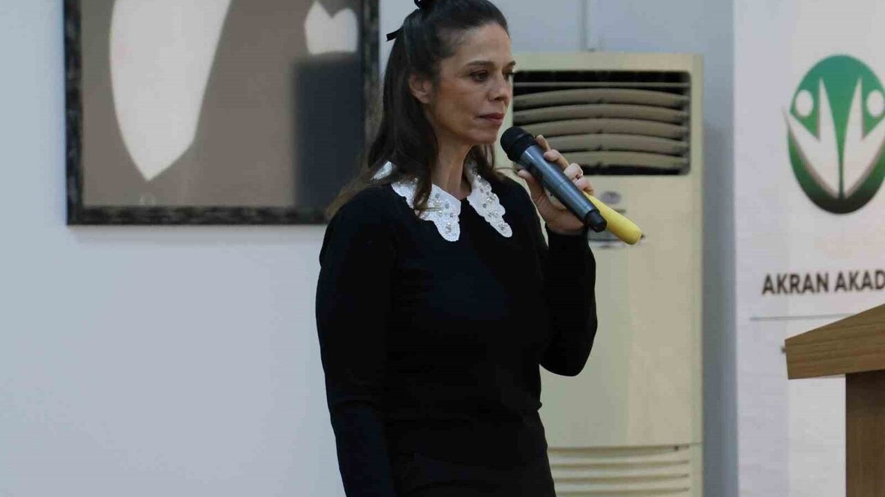 Sivas'ta 'Normali Reddet' söyleşisi: Otizmli yazar Espina Hande Ayas ebeveynlerle deneyimlerini paylaştı