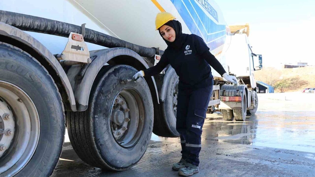 Sivas’ta Rabia Demir, çocukluk hayalini gerçekleştirip kentin ilk kadın silobas şoförü oldu