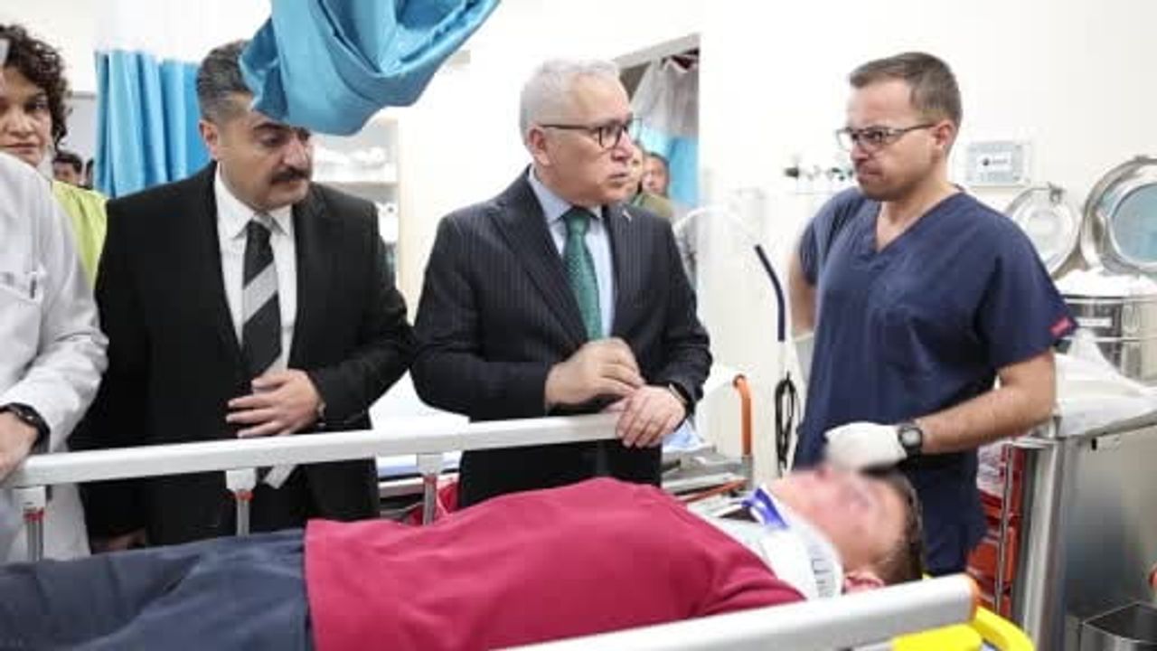 Sivas’ta servis kazası: 14 öğrenci ve servis şoförü yaralandı, Vali Şimşek hastanede ziyaret etti