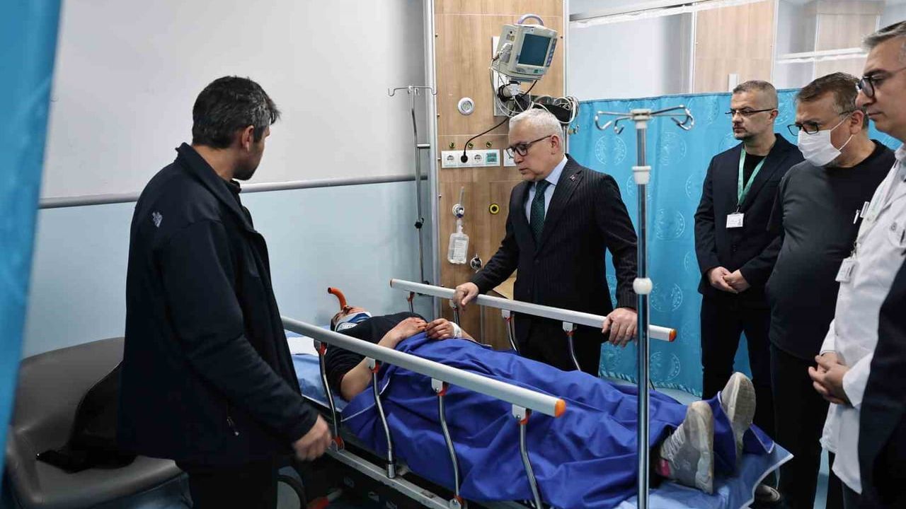 Sivas’ta servis kazası: 14 öğrenci ve sürücü yaralandı, Vali Yılmaz Şimşek hastanede ziyaret etti