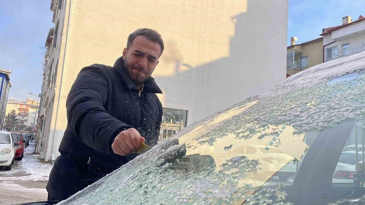 Sivas’ta Sibirya soğukları: Hasbahçe göleti kısmen dondu, ördekler donmayan kısımlarda yüzüyor